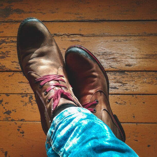 wygodne buty brązowe na drewnianej podłodze