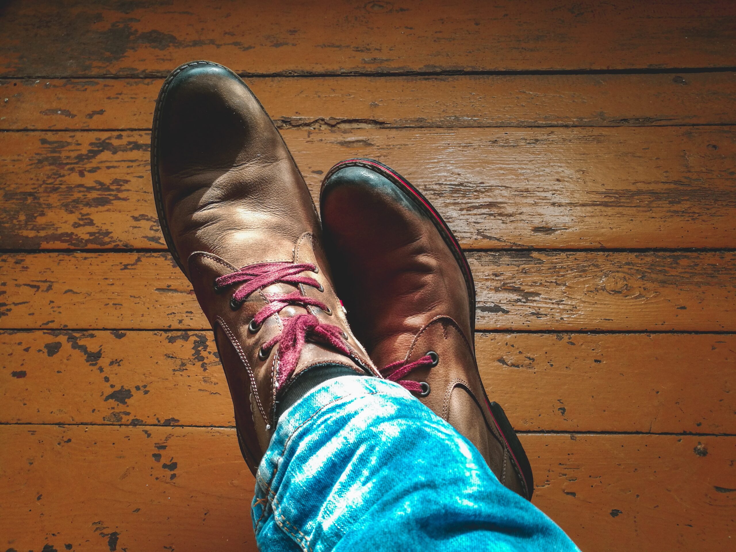 wygodne buty brązowe na drewnianej podłodze